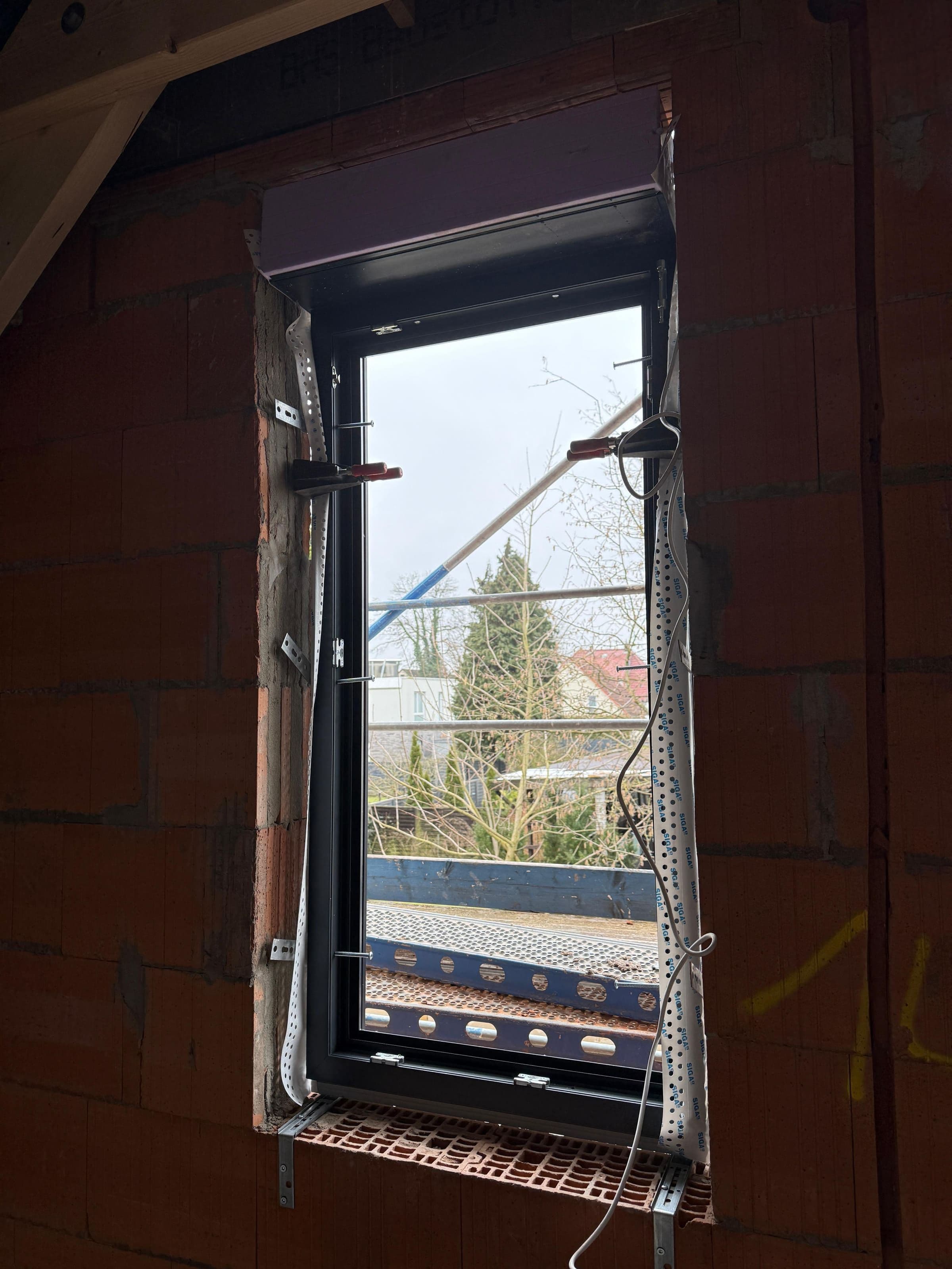 Eingebautes Fensterelement – Materialqualität sichtbar im Detail.