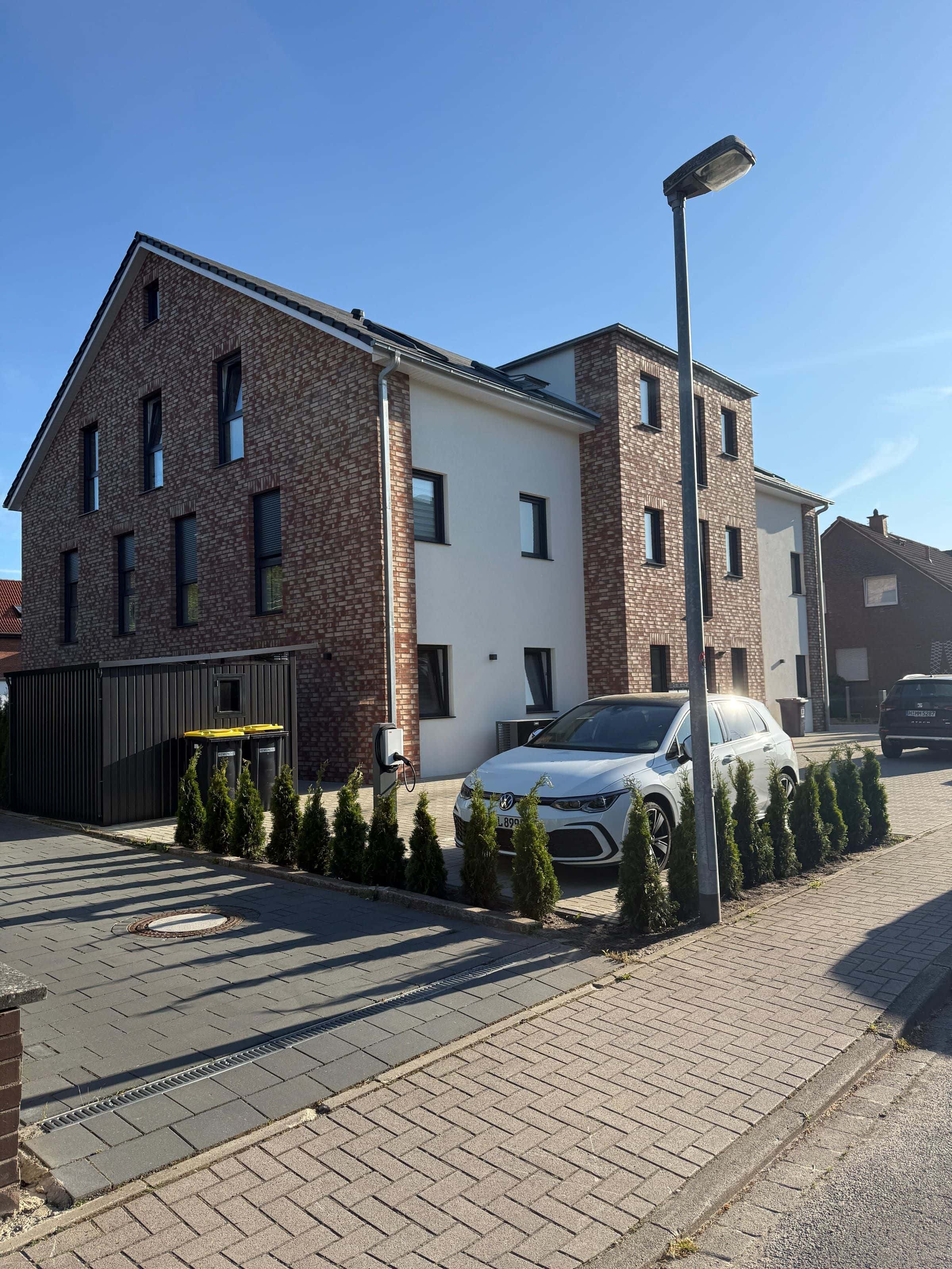 Fertiggestelltes Mehrfamilienhaus aus einem immowerk360-Projekt, Strassenansicht