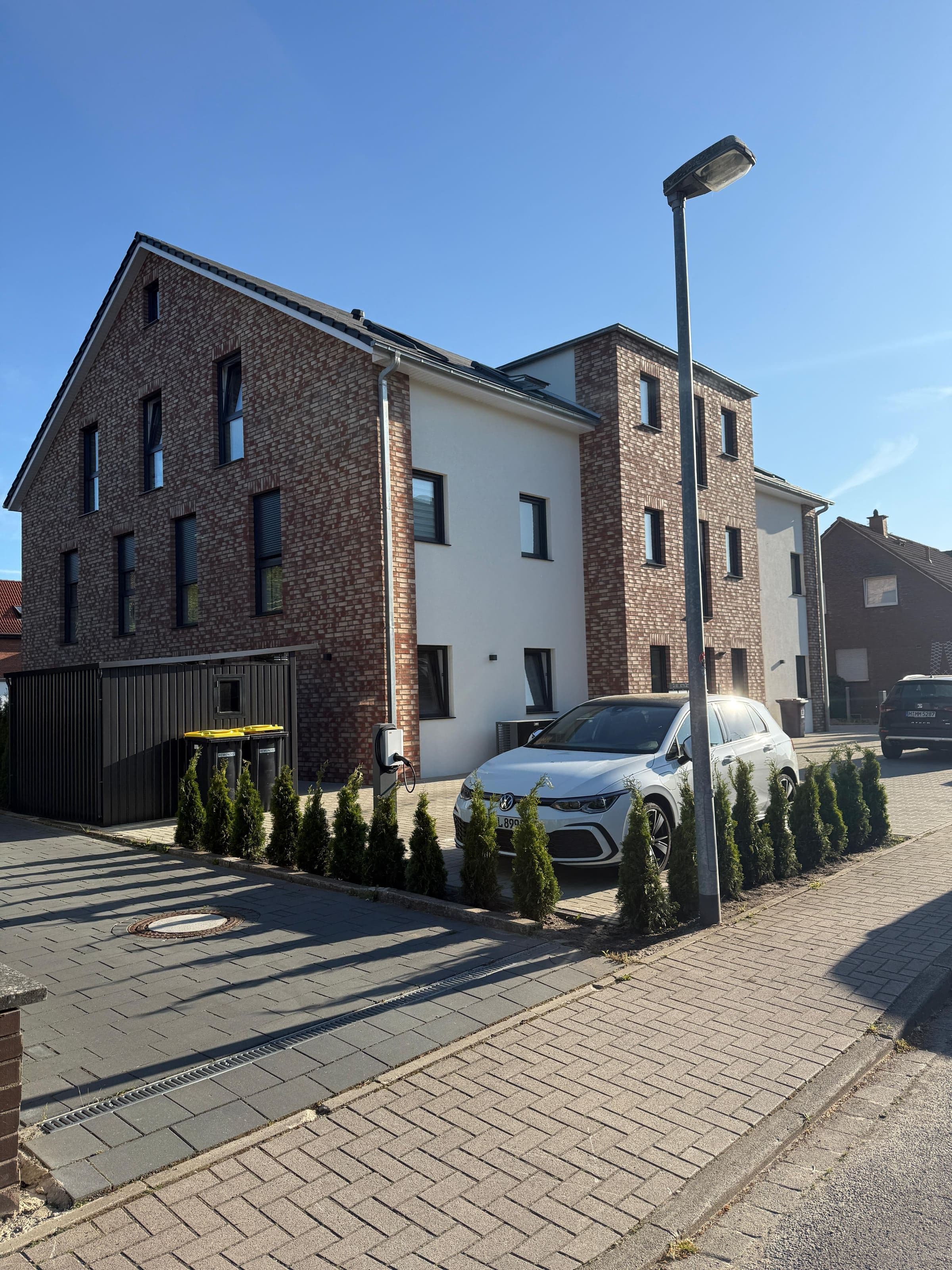 Fertiggestelltes Mehrfamilienhaus aus einem immowerk360-Projekt, Strassenansicht
